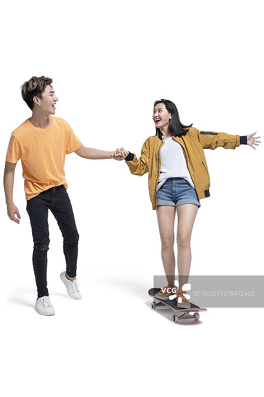 年轻情侣玩滑板图片素材