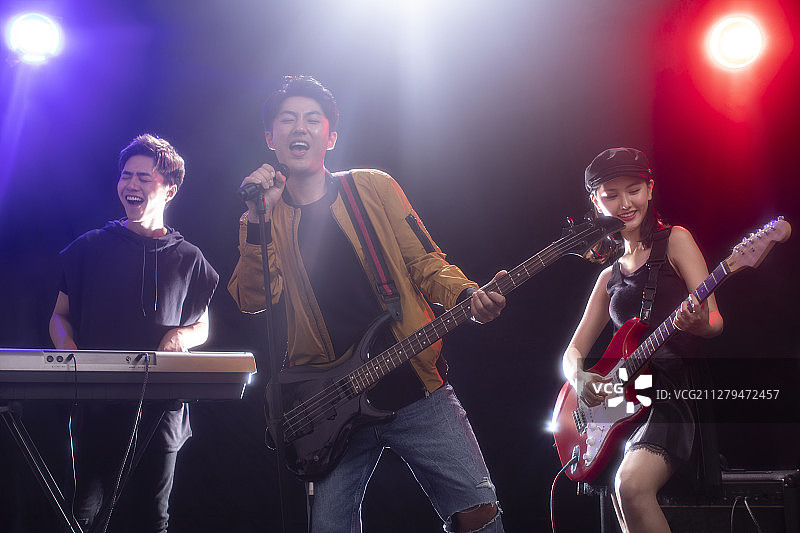 年轻的乐队在舞台上表演图片素材