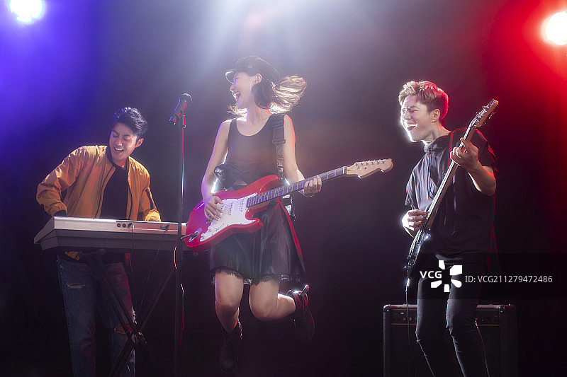 年轻的乐队在舞台上表演图片素材