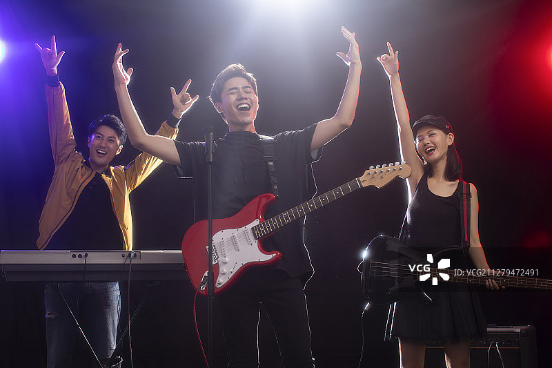 年轻的乐队在舞台上表演图片素材
