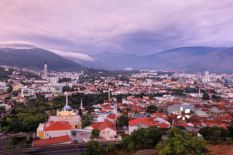 莫斯塔尔笼罩在厚重的云层中图片素材