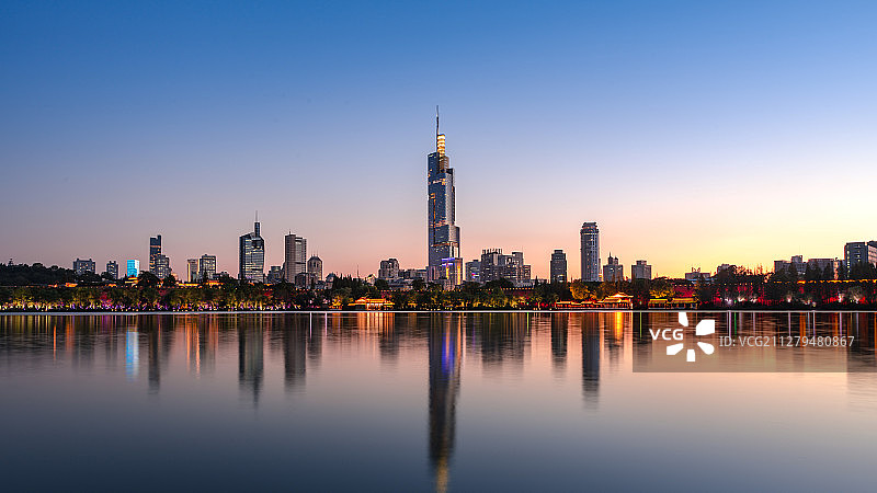 余晖下的紫峰大厦图片素材