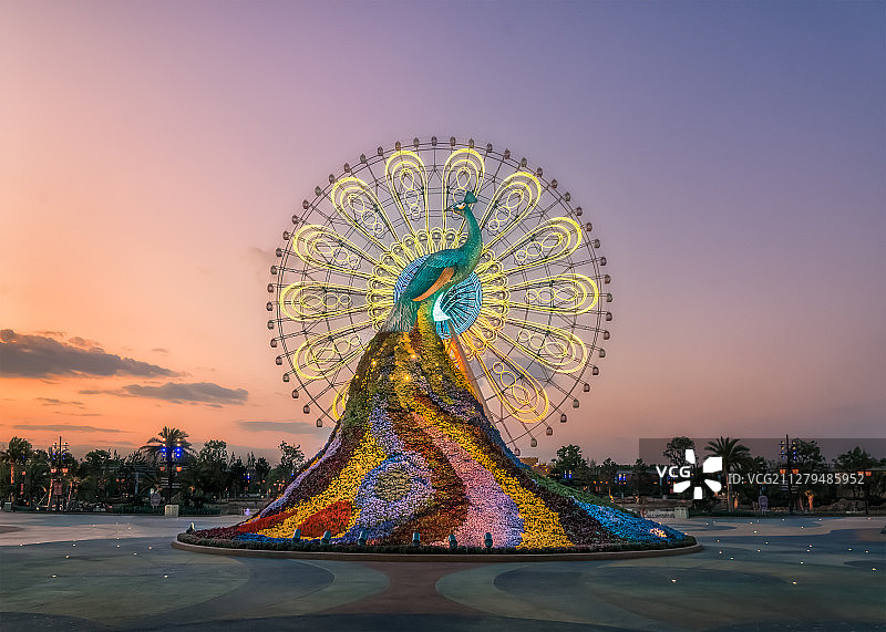 七彩云南欢乐世界孔雀雕塑和摩天轮图片素材