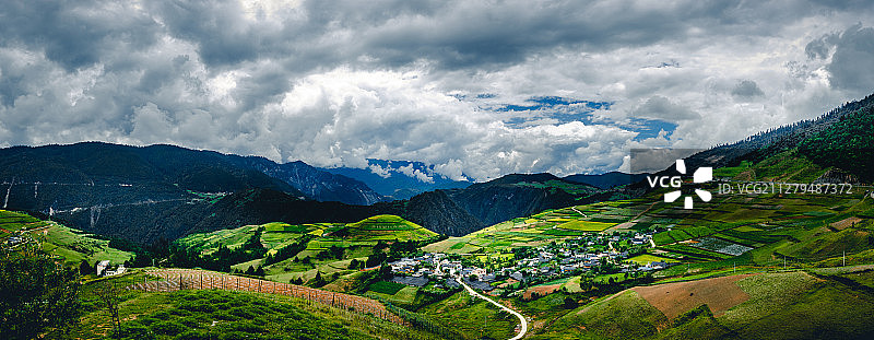 【见证光阴】丘陵与山遇上阳光在2500的香格里拉上呈现出属于图片素材