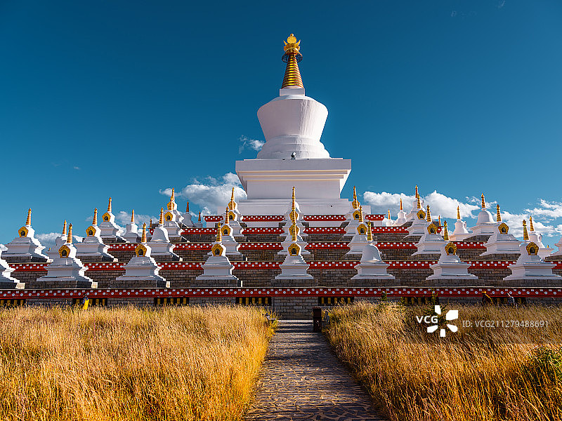 四川甘孜稻城红草地白塔风光图片素材