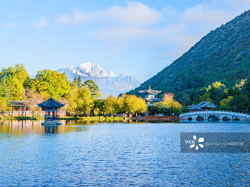 云南丽江黑龙潭玉龙雪山风光图片素材