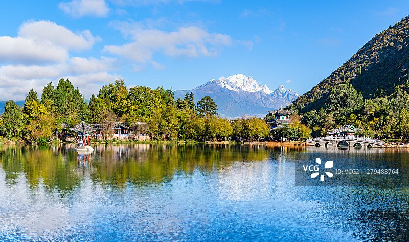 云南丽江黑龙潭玉龙雪山风光图片素材