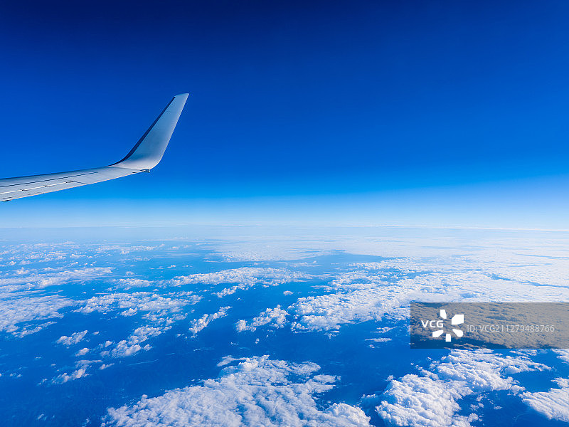 民航飞机航拍大地天空云层图片素材