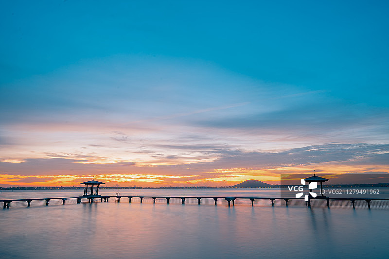 武汉东湖听涛景区的日出图片素材