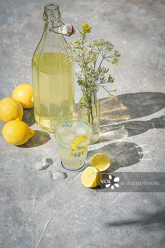 阳光下的柠檬汁图片素材