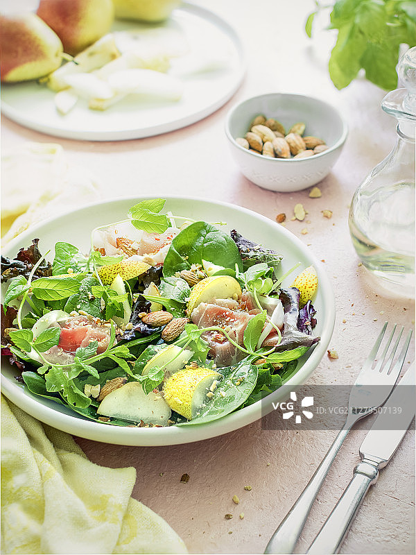 梨、意式火腿和薄荷混合沙拉图片素材