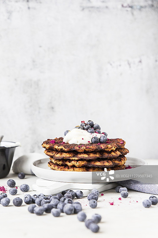 一摞南瓜华夫饼，配蓝莓和酸奶图片素材