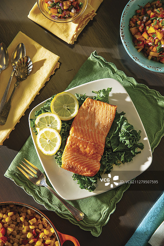 生菜柠檬片硬头鳟鱼图片素材