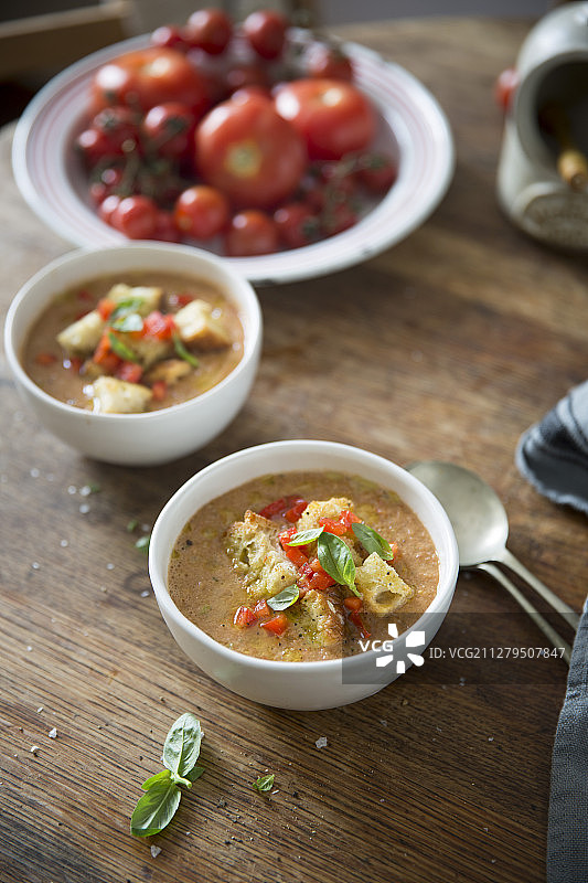 小碗里的西班牙冷汤图片素材