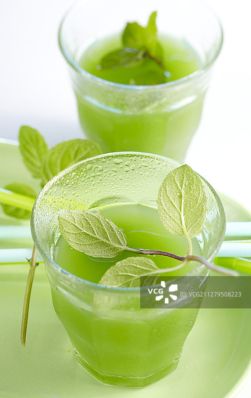 小玻璃杯中的绿色菠萝薄荷柠檬水图片素材