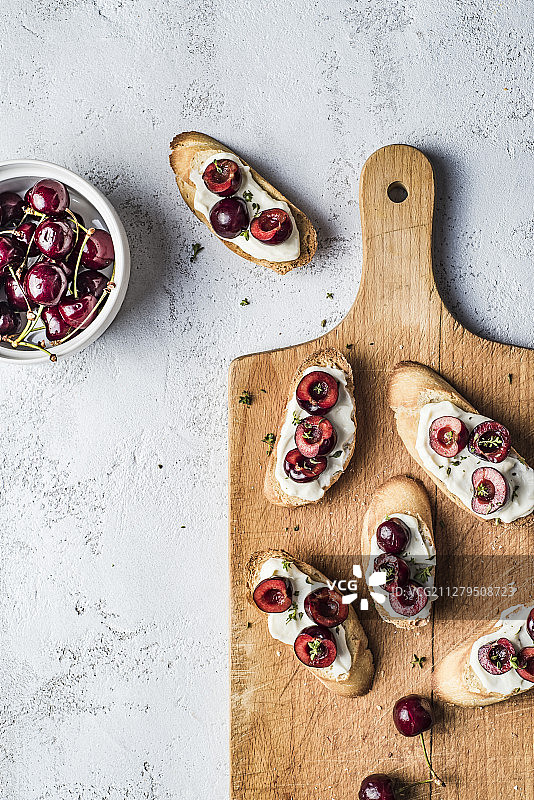 樱桃马斯卡彭百里香意式烤面包图片素材