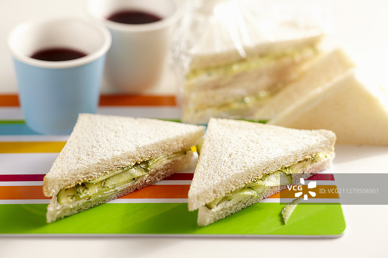 涂有莳萝、芥末和奶油奶酪的英式黄瓜三明治烤面包图片素材