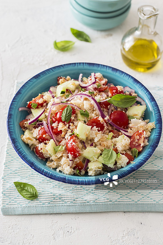 黄瓜和菲达奶酪面包沙拉图片素材