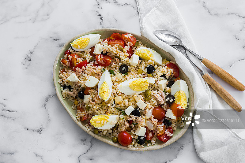 金枪鱼煮鸡蛋米饭沙拉图片素材