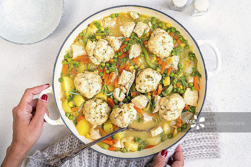 鸡肉砂锅配饺子图片素材