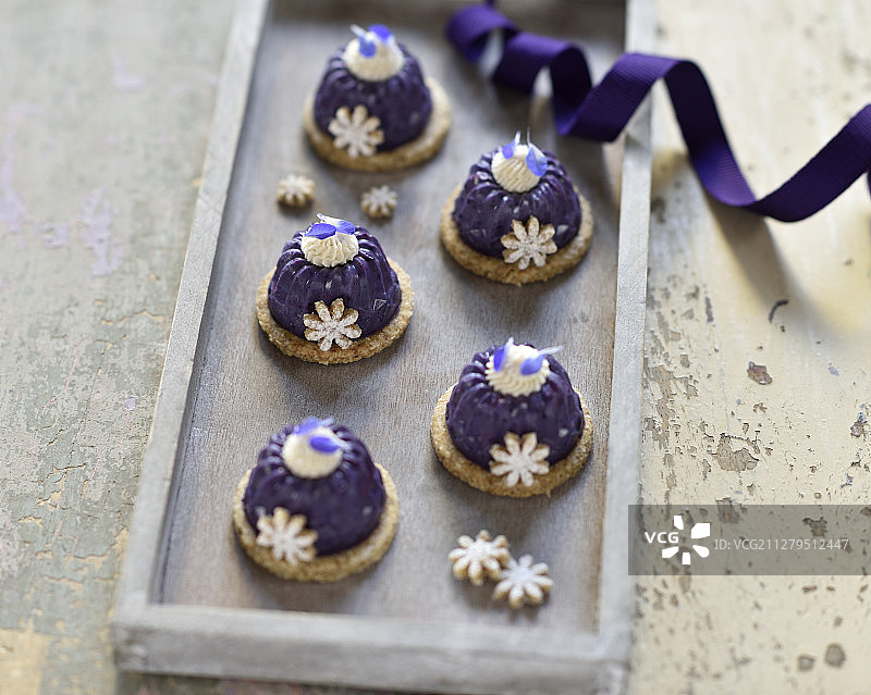 含腰果奶油的纯素迷你蓝莓圈蛋糕（生烤）图片素材