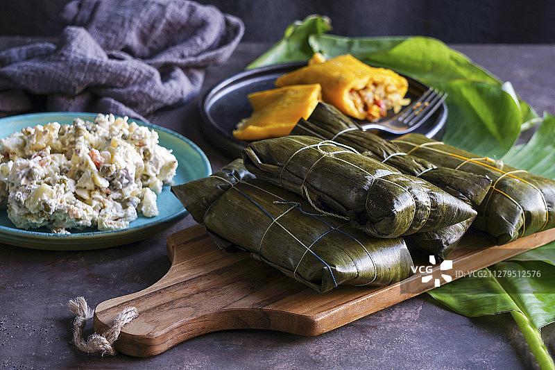 Hallaca - 委内瑞拉玉米面团，里面塞满了猪肉炖鸡肉和鸡肉沙拉图片素材