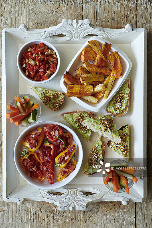 酿甜椒配鳄梨吐司和烤甘薯片图片素材