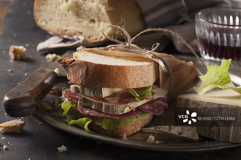 萨拉米香肠和奶酪三明治图片素材
