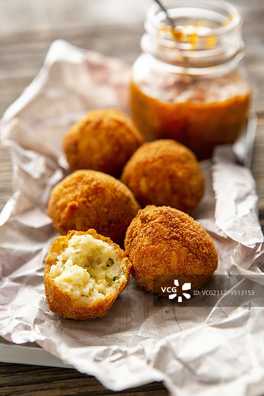 番茄酱烤饭团（意式炸饭团）图片素材