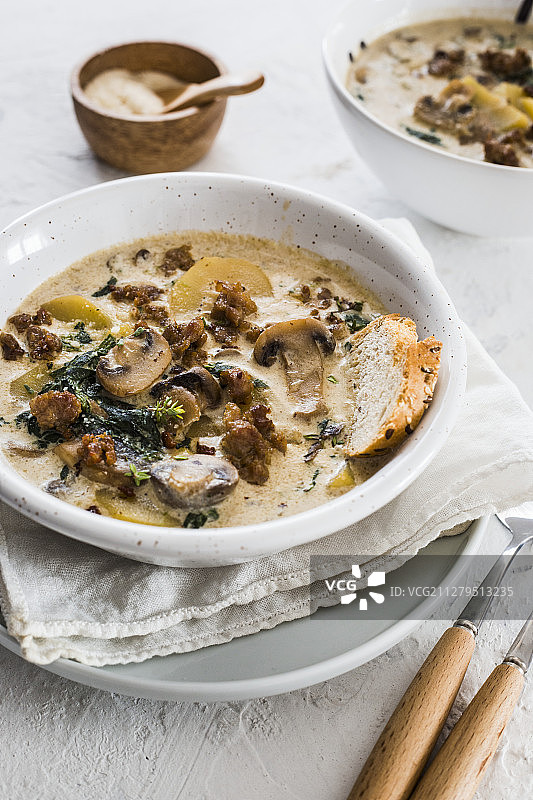 羽衣甘蓝土豆蘑菇汤图片素材