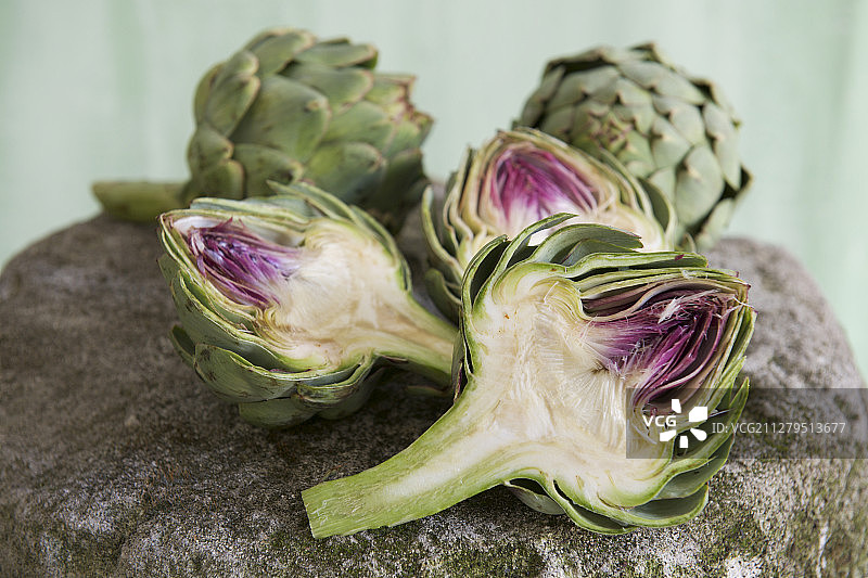 对半切的洋蓟图片素材