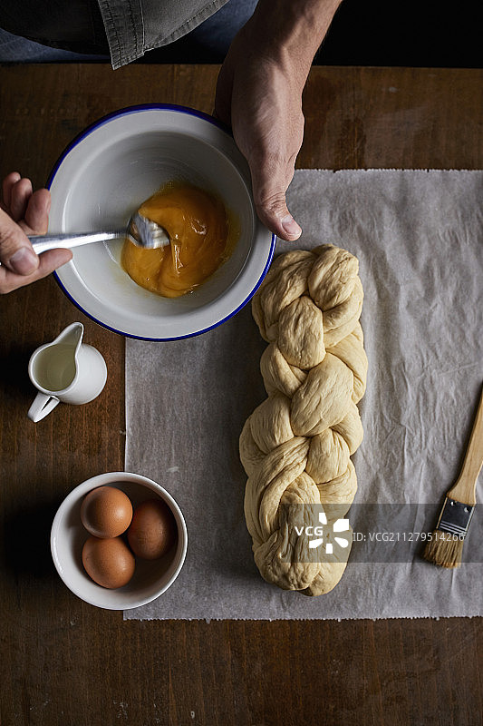 涂有蛋黄的辫子面包图片素材