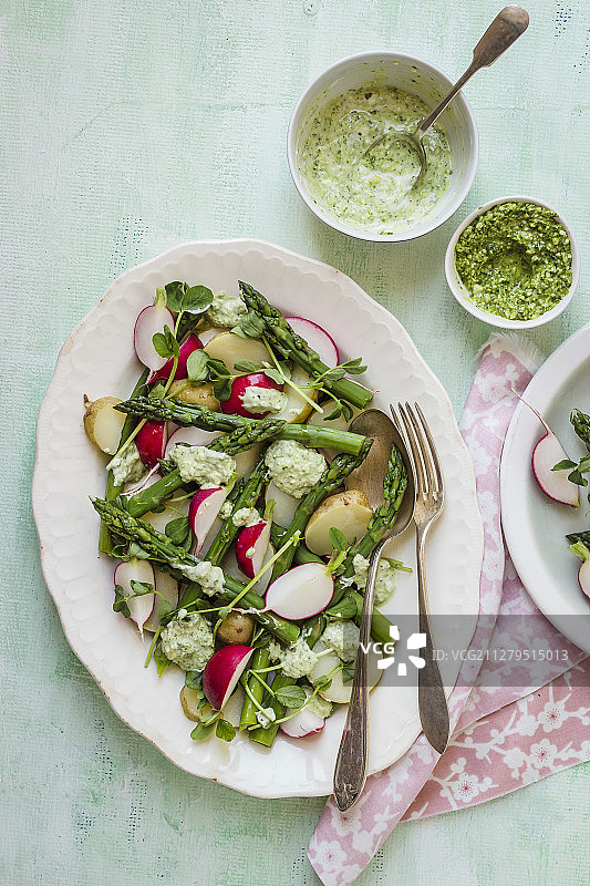小土豆芦笋萝卜豌豆叶沙拉图片素材