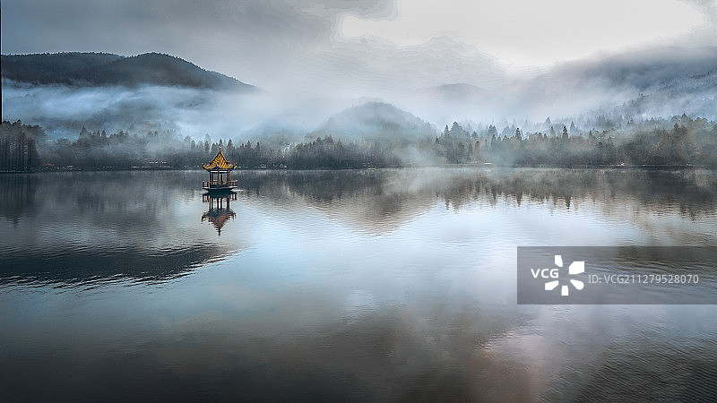 芦林湖晨雾图片素材