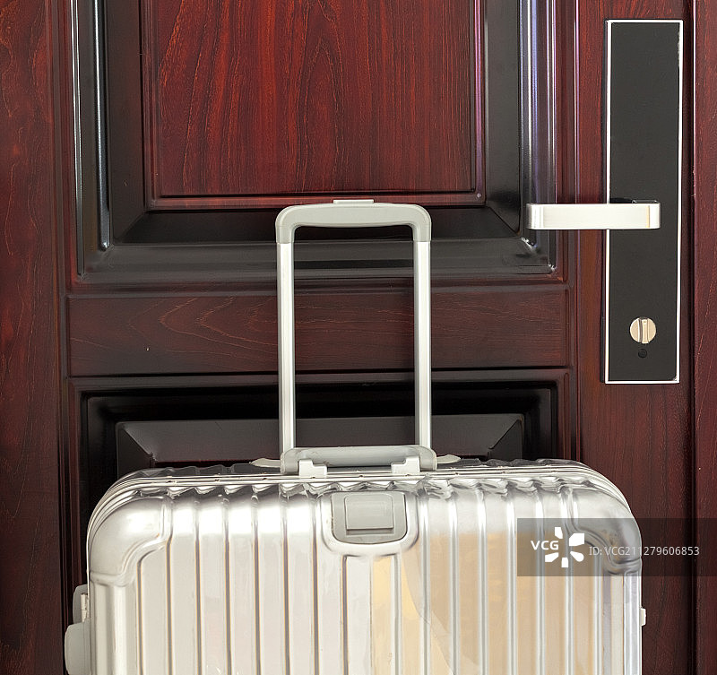 一只女生的手正在给行李箱消毒图片素材