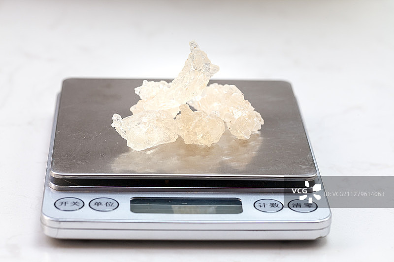 电子秤上放在称重的血燕滋补品图片素材