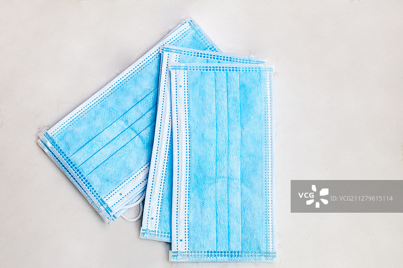 一只蓝色的口罩在白色背景上图片素材