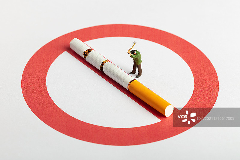 世界无烟日禁止吸烟劈断香烟的人图片素材
