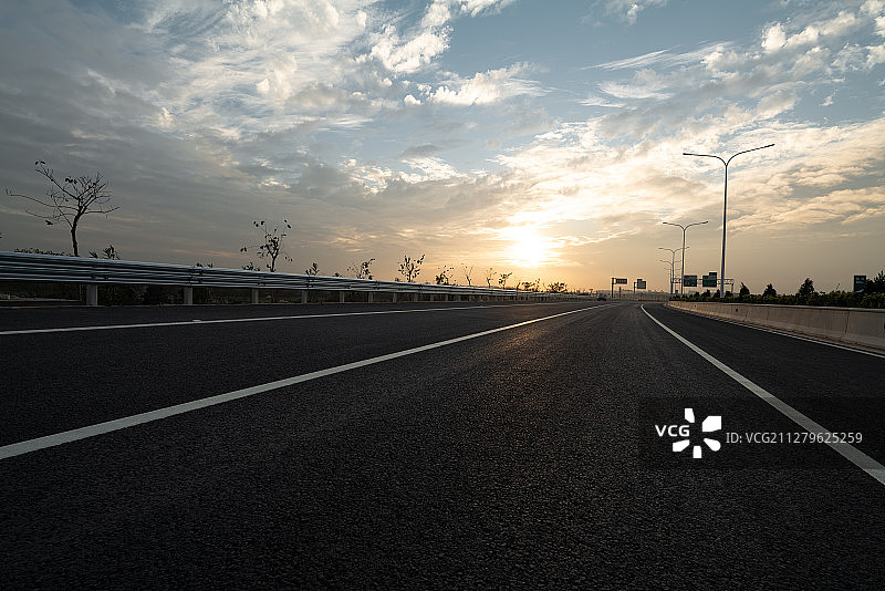 高速公路地面-汽车广告背景图图片素材