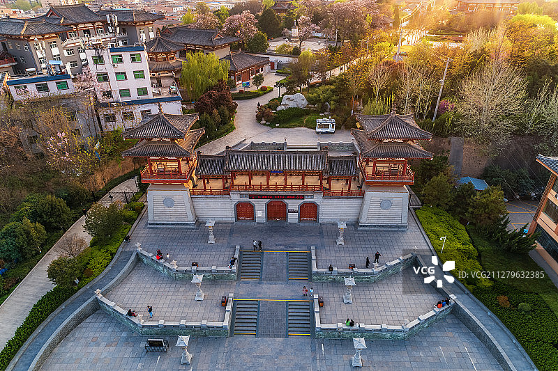春季西安青龙寺东大门航拍图片素材