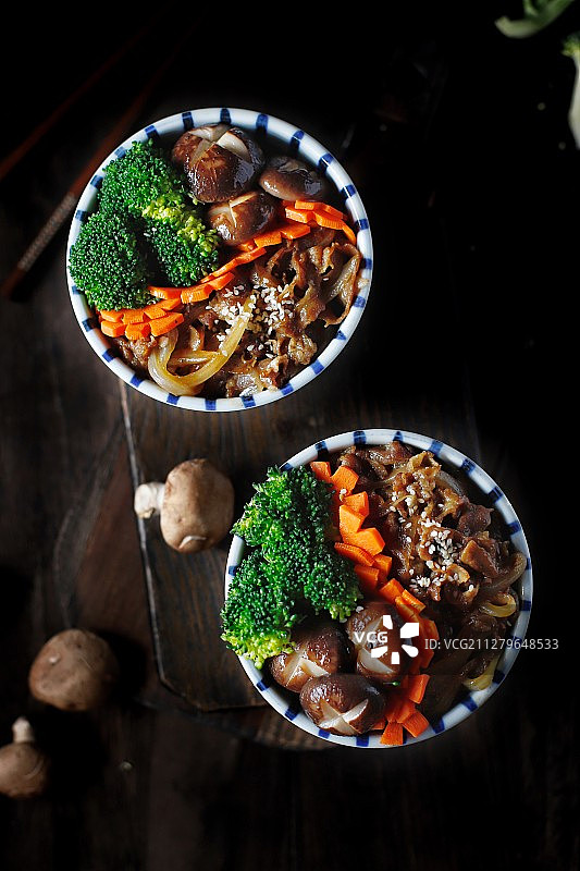 两碗肥牛盖饭图片素材