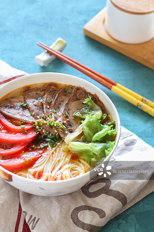 牛肉番茄蔬菜汤面图片素材