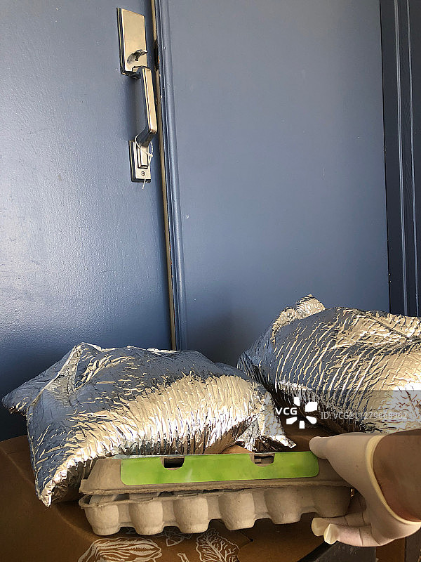 戴手套配送食物上门图片素材