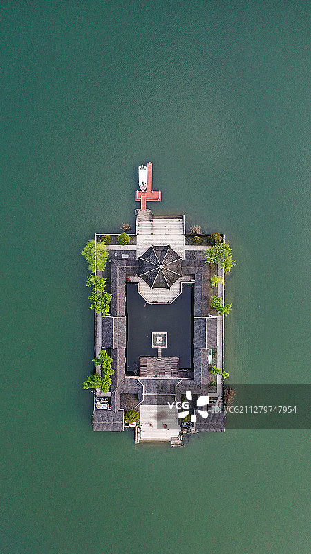 俯拍苏州石湖公园湖中小景图片素材