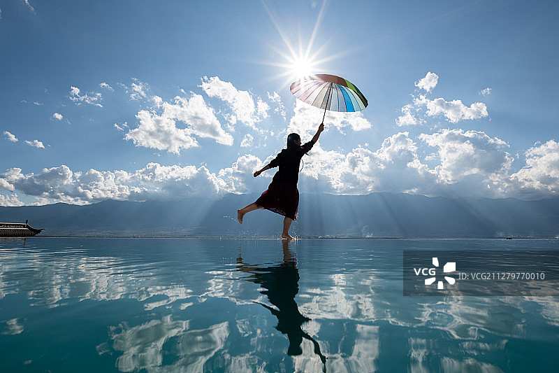 洱海边的打伞人图片素材