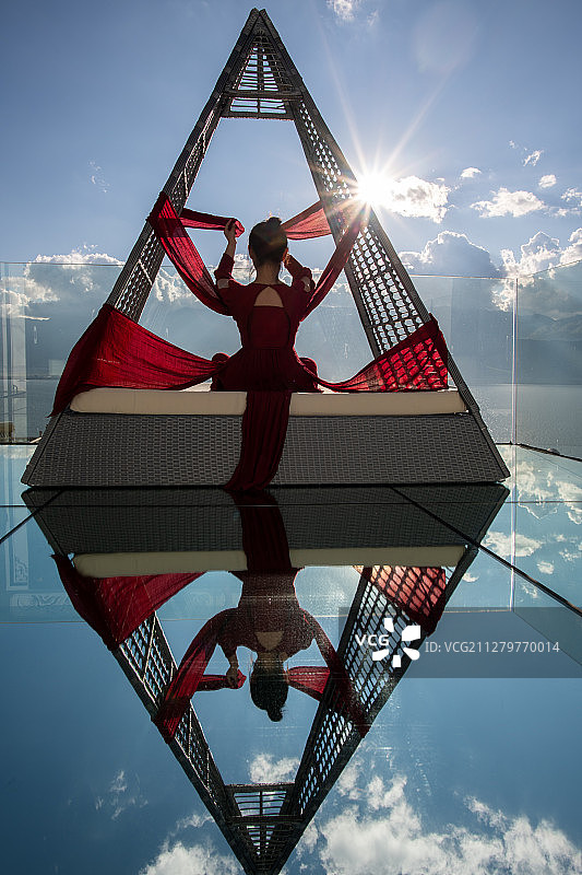 洱海边的打伞人图片素材