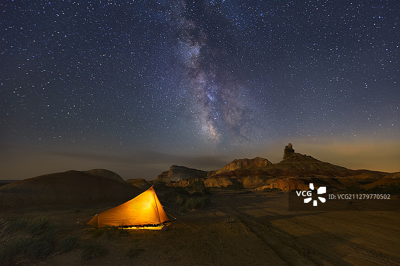 晴朗夜空下的新疆魔鬼城及亮灯的帐篷图片素材