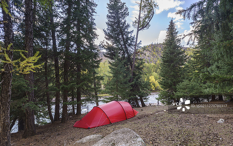 新疆额尔齐斯河边露营的红色帐篷图片素材