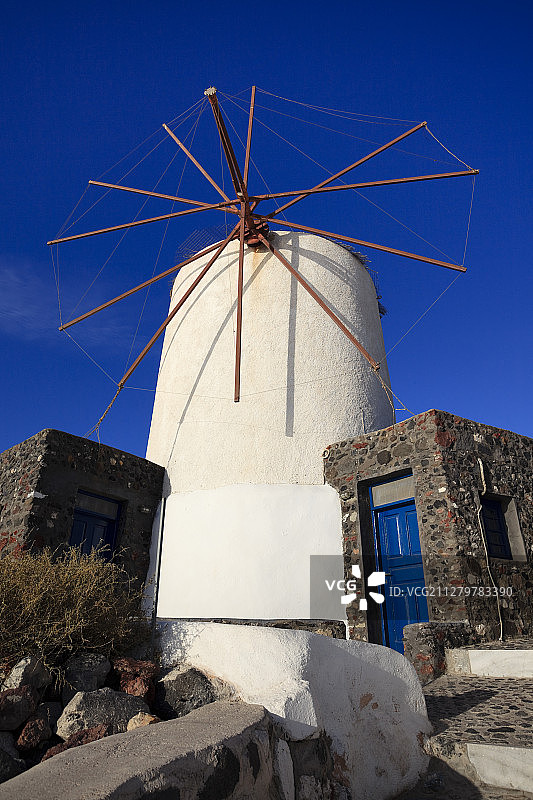 希腊爱琴海海岛上的传统风车图片素材