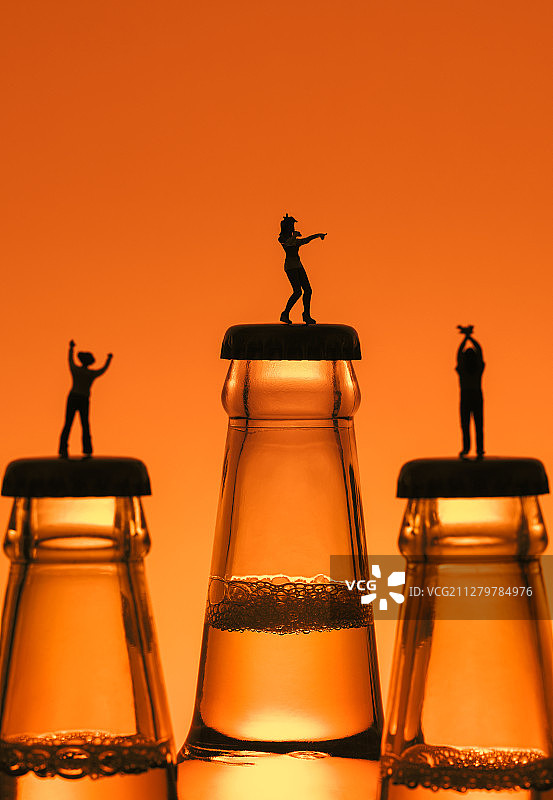 啤酒饮料瓶夜晚剪影夏天演唱会欢呼的青年图片素材